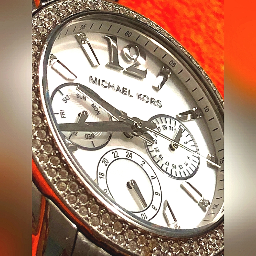(176)Michael Kors Pearlized Dial Crystal Accent Round Case 40 mm Stainless Band